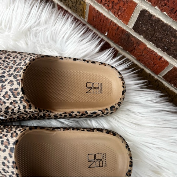 No Boundaries Tan and Black Cheetah Print Slip On Slide Sandals - Picture 4 of 6